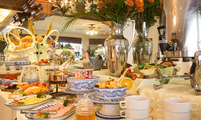 Desayuno Buffet: Estación de Panes, jugos, frutas, café, leche, miel de abeja y más