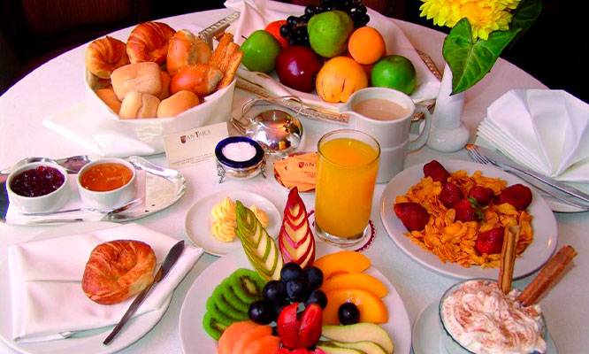 Desayuno Buffet: Estación de Panes, jugos, frutas, café, leche, miel de abeja y más en Restaurante Gracia del Hotel Antara -Miraflores