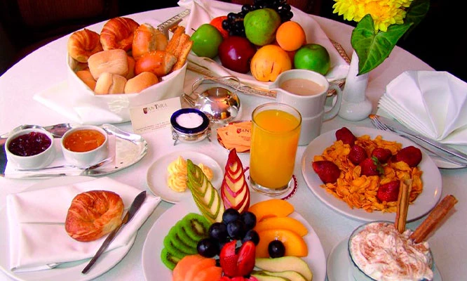 Desayuno Buffet: Estación de Panes, jugos, frutas, café, leche, miel de abeja y más en Restaurante Gracia del Hotel Antara -Miraflores