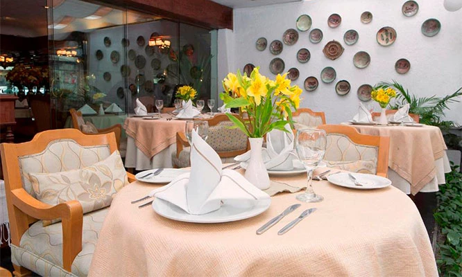 Desayuno Buffet: Estación de Panes, jugos, frutas, café, leche, miel de abeja y más en Restaurante Gracia del Hotel Antara -Miraflores