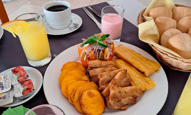 Desayuno buffet en el Epiqus hotel - Miraflores.
