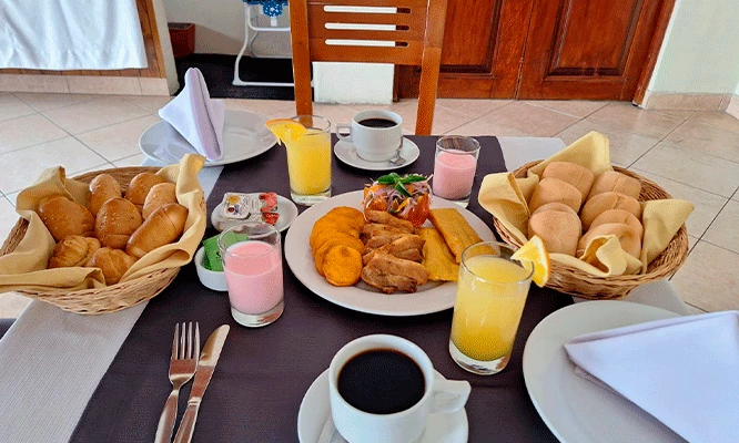 Desayuno buffet en el Epiqus hotel - Miraflores.