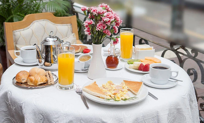 Desayuno Buffet: Estación de Panes, jugos, frutas, café, leche, miel de abeja y más en Restaurante Gracia del Hotel Antara -Miraflores