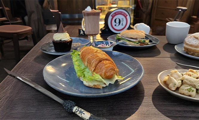 Desayuno Mágico: 1 café americano, jugo de naranja, butifarra ,sándwich mixto y más