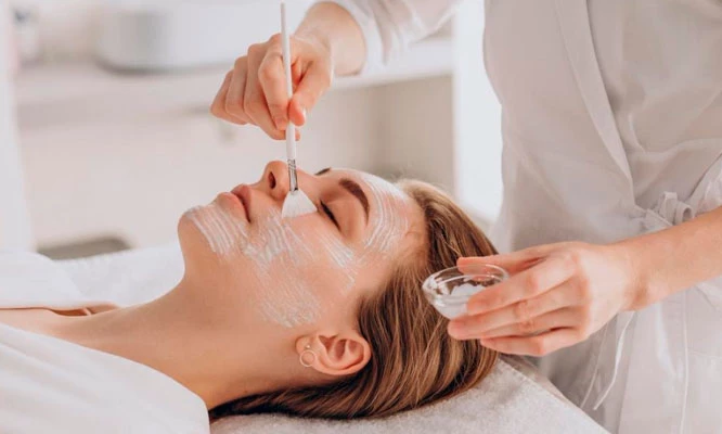 tratamiento facial, leche limpiadora, extracción de comedones, alta frecuencia y mascarilla de vitamina c en Beauty & Health