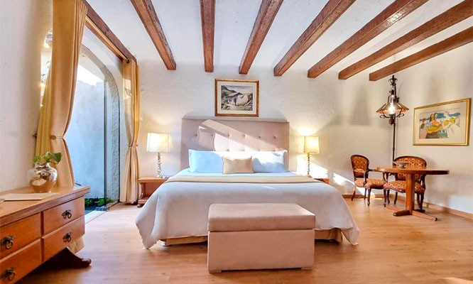 Noche en habitación matrimonial o suite con hidromasaje o jacuzzi + desayunos y más.