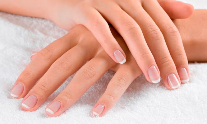 por esmaltado gel + manicure en Oscar Mundaray salón de uñas