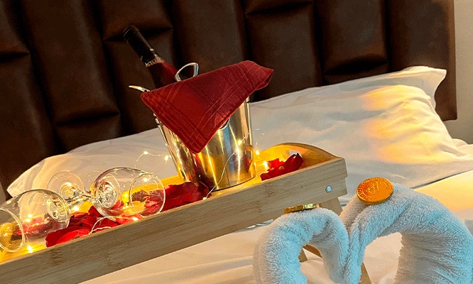 2D y 1N para 2 personas:  Habitaciones + Botella de Vino en el Hostel Ciudad del Sol