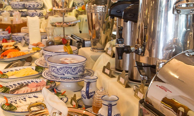 Desayuno Buffet (Estación de Panes, jugos, frutas, café, leche, miel de abeja y más)en Restaurante Gracia del Hotel Antara -Miraflores.