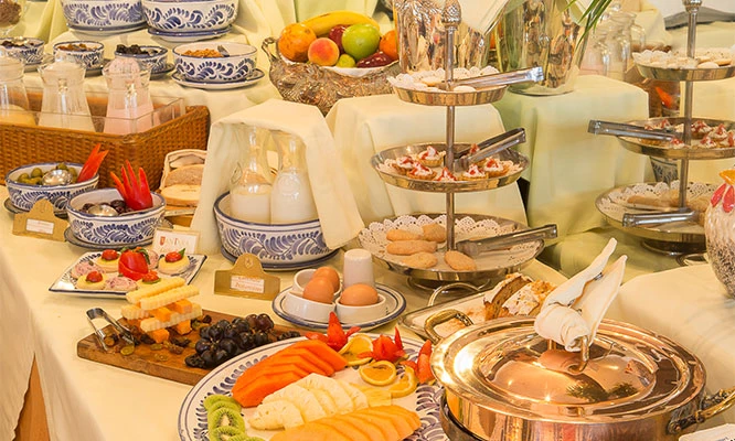 Desayuno Buffet: Estación de Panes, jugos, frutas, café, leche, miel de abeja y más en Restaurante Gracia del Hotel Antara -Miraflores