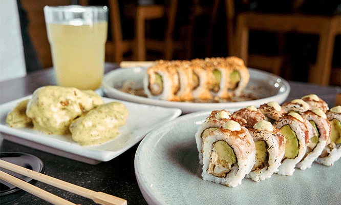 BARRA LIBRE de  makis, temakis, poke bowl, alitas, cangre burguer sushi (nuestro plato estrella) y bebida del día ilimitada.