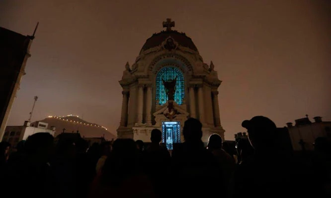 Tour Nocturno temático al Cementerio Presbítero Matías Maestro con Friends tour Perú
