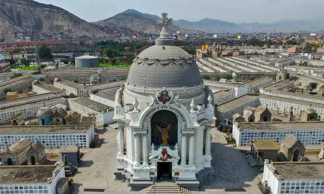 Tour Nocturno temático al Cementerio Presbítero Matías Maestro con Friends tour Perú