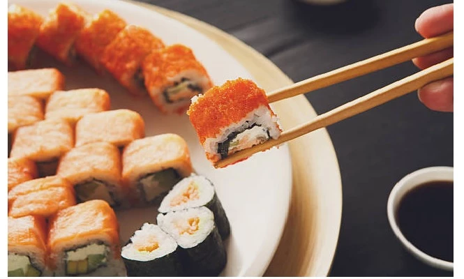 MAKIS: 40 cortes de makis + 4 fish fingers, deliciosos sabores a elección