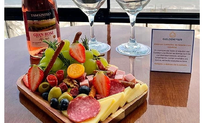 Desde S/ 159 por Noche en habitación matrimonial, con opción de vista al mar + espumante, piqueos y más