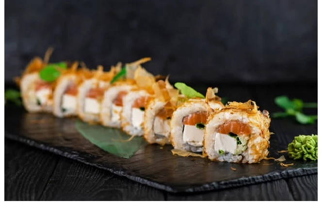 MAKIS: 10 cortes de makis + 1 porción de alitas + gaseosa personal