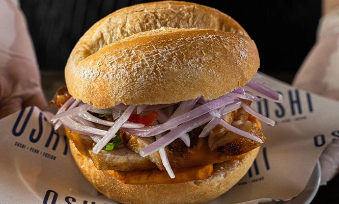 Pan con chicharrón, camote, sarsa criolla + café , infusión o refresco