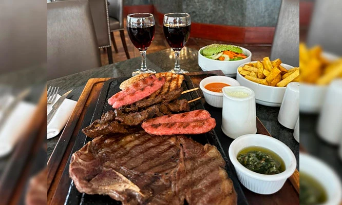 PARRILLA para 2: Churrasco, pollo, anticuchos, chorizo, papas fritas