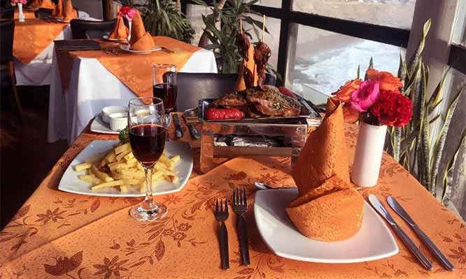 PARRILLA para 2:  baby beef, pollo, chorizo, anticucho, etc frente al mar