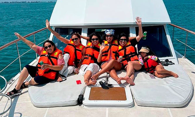 Almuerzo Buffet en Yate en Altamar + Paseo en La Punta con Bavaria Yacht