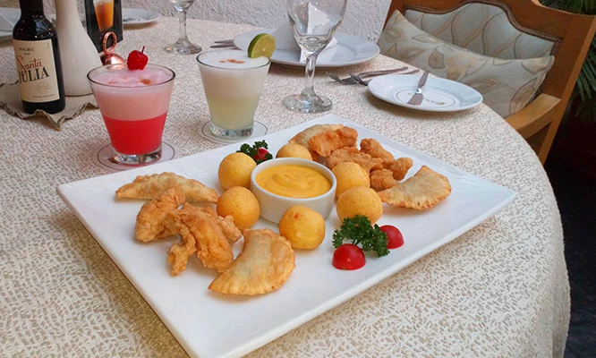 HAPPY HOUR: 1 Fuente de piqueo Gourmet para 2 personas + 02 tragos en Antara Hotel