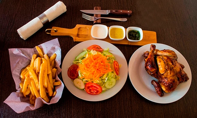 POLLO A LA BRASA: 1 Pollo a la brasa + porción de papa + ensalada.