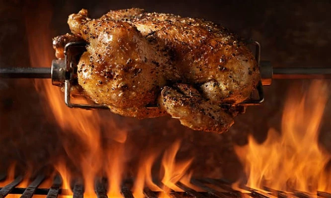 POLLO A LA BRASA:  1 Pollo  entero   + papas + ensalada + 1.5 Litros de Chicha  y más.