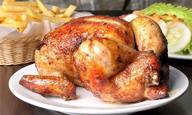 Pollo a la brasa papas fritas ensalada y gaseosa
