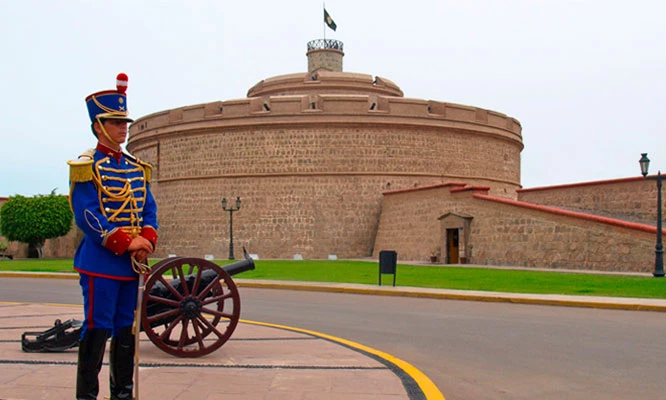 Tour Full Day al Callao, Real Felipe, Chucuito y más con Friends tour Perú