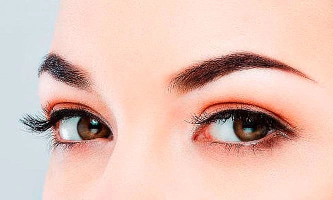 Lifting de pestañas + planchado de cejas + perfilado de cejas + manicure