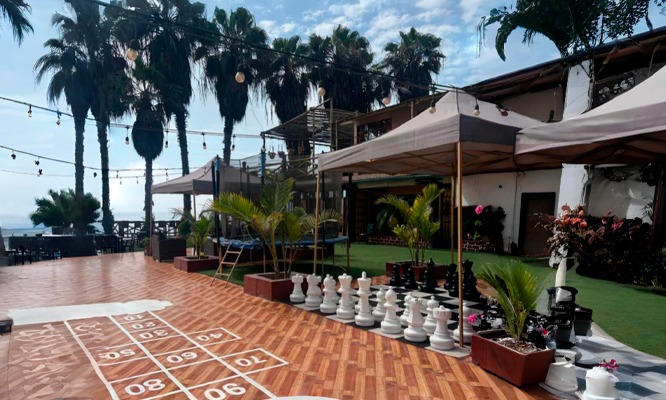 Hospedaje para 02:  Piscina frente al mar, área de juegos, habitación matrimonial