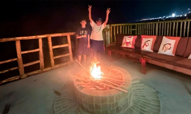 Hospedaje para 02:  Piscina frente al mar, área de juegos, habitación matrimonial