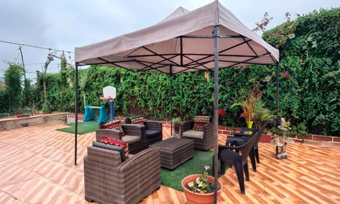 Hospedaje para 02:  Piscina frente al mar, área de juegos, habitación matrimonial