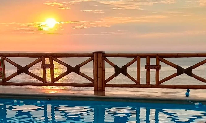 Hospedaje para 2:  habitación matrimonial, dúo Marino y cocteles de cortesía, desayunos en sunset chancay