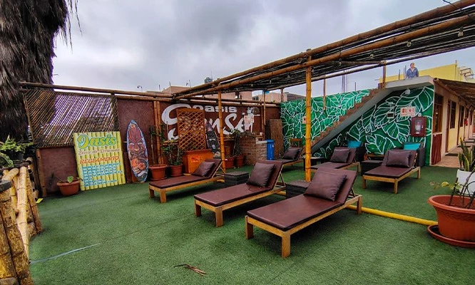 Hospedaje para 02:  Piscina frente al mar, área de juegos, habitación matrimonial