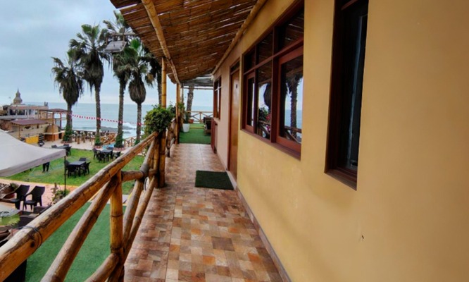 Hospedaje para 02:  Piscina frente al mar, área de juegos, habitación matrimonial