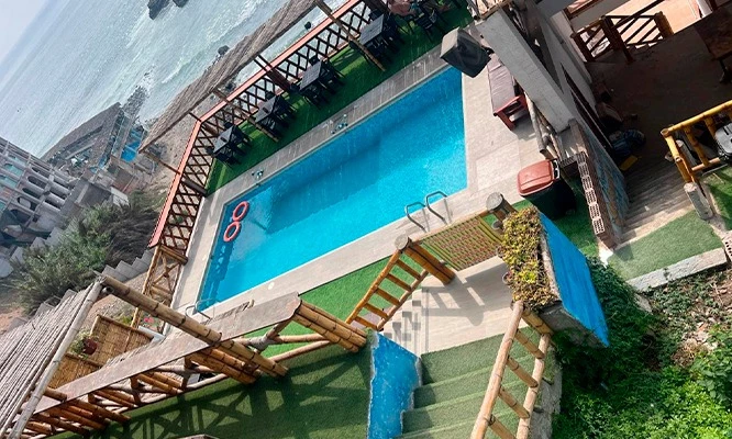 Hospedaje para 02:  Piscina frente al mar, área de juegos, habitación matrimonial