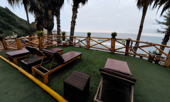 Hospedaje para 02:  Piscina frente al mar, área de juegos, habitación matrimonial