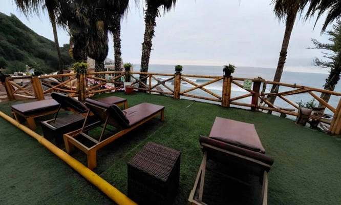 Hospedaje para 02:  Piscina frente al mar, área de juegos, habitación matrimonial