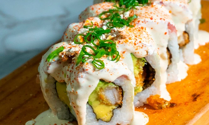 MAKIS: 60 cortes de makis,  3 Ohashis, 3 salsas + 1 Gaseosa de 355ml