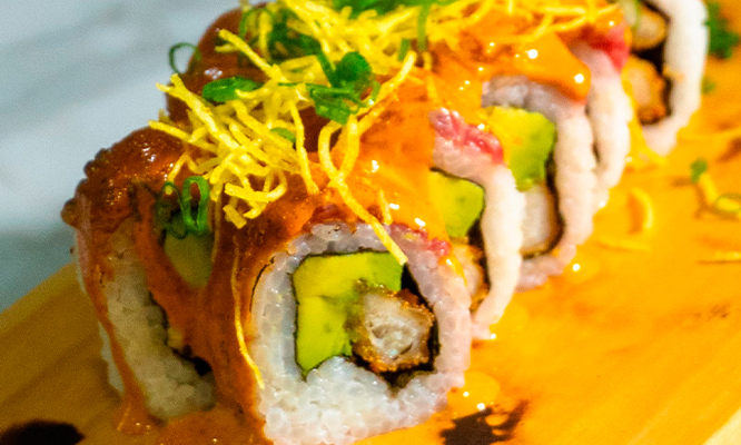 MAKIS: 60 cortes de makis,  3 Ohashis, 3 salsas + 1 Gaseosa de 355ml