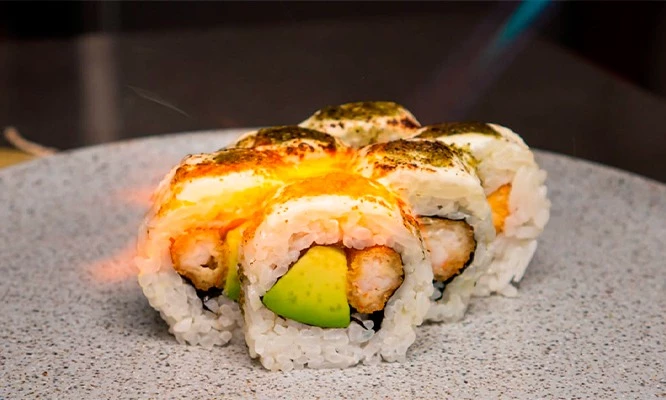 BARCO DE MAKIS: 100 cortes 10 sabores a eleccion en Sakumi Sushi Lima Norte