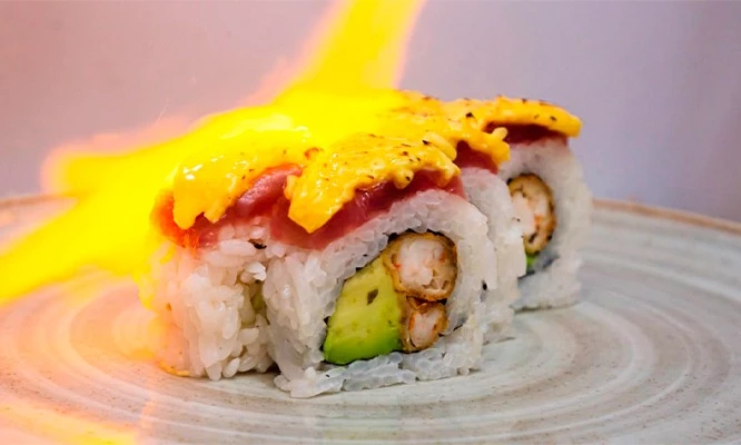 BARCO DE MAKIS: 100 cortes 10 sabores a eleccion en Sakumi Sushi Lima Norte