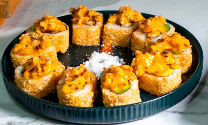 MAKIS: 60 cortes de makis,  3 Ohashis, 3 salsas + 1 Gaseosa de 355ml