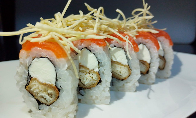 MAKIS: 60 cortes de makis,  3 Ohashis, 3 salsas + 1 Gaseosa de 355ml