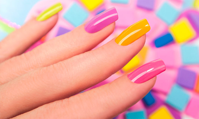 Uñas esmaltadas en gel con pedreria / Glitter / Diseño simple y mas