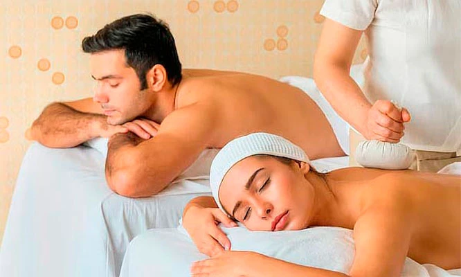 Masaje Relajante para 2 Personas + Limpieza Facial + Exfoliación en Espalda + 2 Copas de Vino con Wine Spa