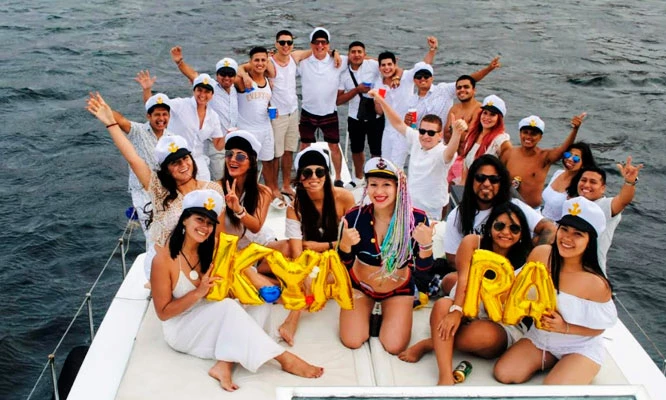 Desde S/115 por Paseo en Yate, Vive la aventura de tu vida en las Islas Palomino con Tours MyG!